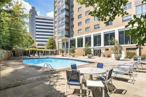 Downtown! Life! Onsite Parking Lm1701